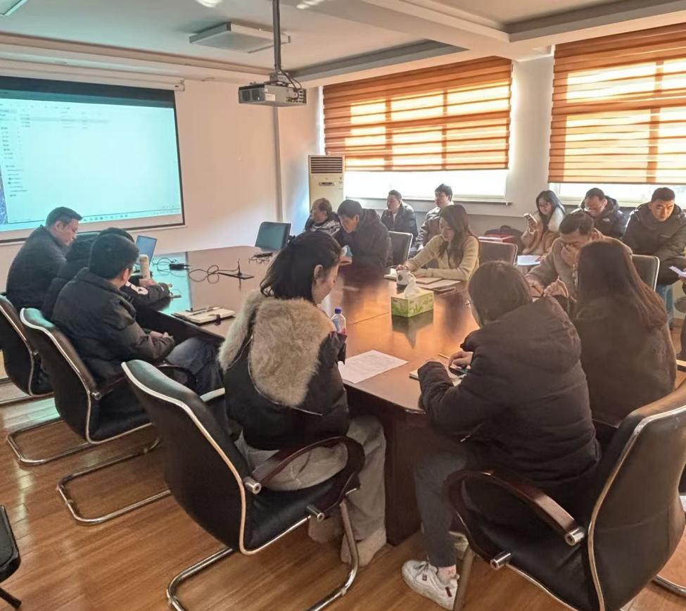 C:/Users/20213/Desktop/笔杆子/20260123 束能公司召开2025年度述职评议会/述职现场.jpg述职现场