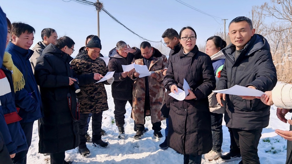 一群人站在雪地上
描述已自动生成