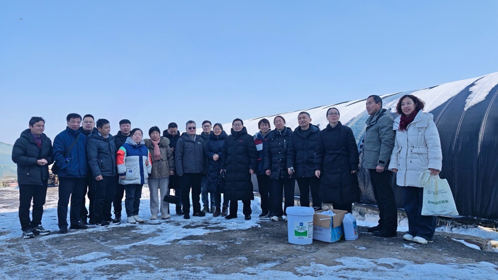 一群人站在一起
描述已自动生成