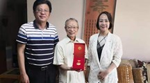 院党委和生态所党总支慰问老党员送上“光荣在党50年”纪念章