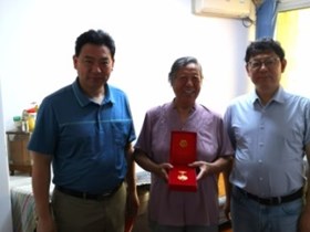 食用菌所为退休老党员颁发“光荣在党50年”纪念章